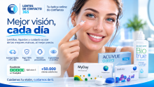 Mujer sosteniendo una lentilla junto a productos de Lentes de Contacto 365, óptica online especializada con entrega rápida y atención personalizada en España.